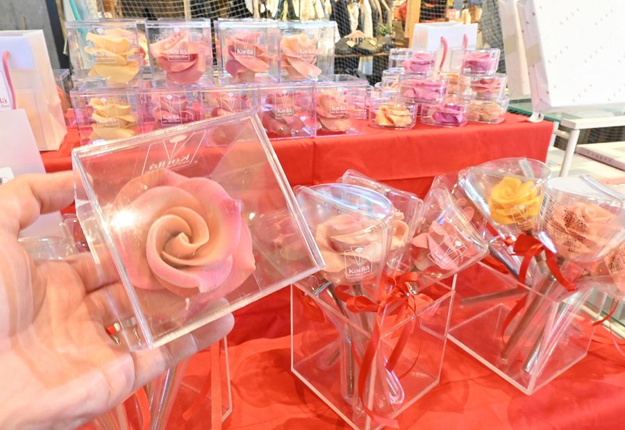 こんなに美しいのに、食べられるとは…「KARILA（カリラ）」のフラワーチョコレートです