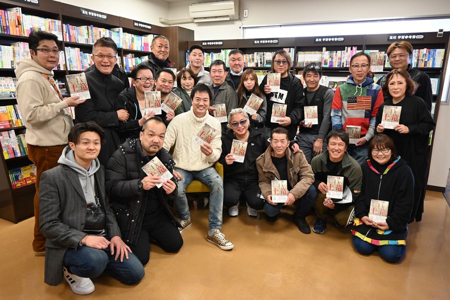 サイン会に駆けつけた仲間たち。「半沢」「東野さん」「難波」のモデルとなった人がこの中に…