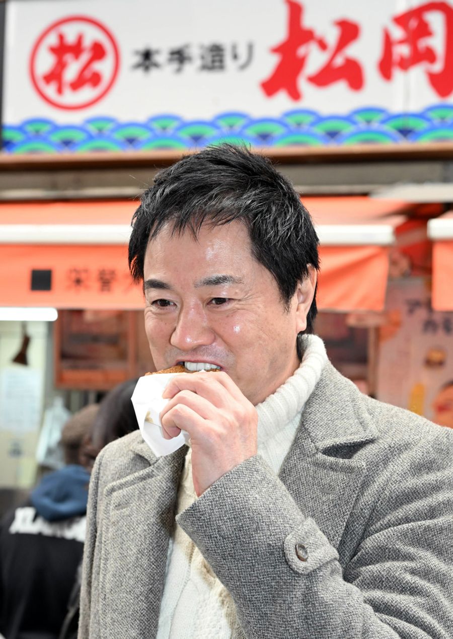 大好物のごぼう天を味わう高知さん