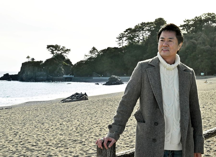 初めての小説を出版し、桂浜で取材に応じる高知さん