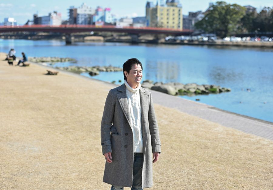 鏡川。小学１年の竜二が「親なしっ子」とからかわれ、土手をとぼとぼと歩きました。実際に高知さんが育った家も鏡川近くにありました