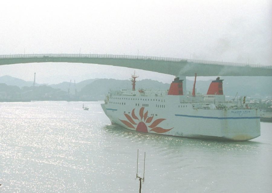 浦戸大橋をくぐるフェリー（２０００年撮影）