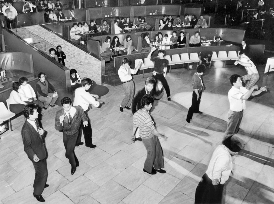 若者がダンスに興じていた「アメリカ広場」。キャバレー「リラ」の設備をそのまま使ったため、ボックス席があるのが特徴。竜二や半沢の行きつけとして描かれる（１９８３年撮影）