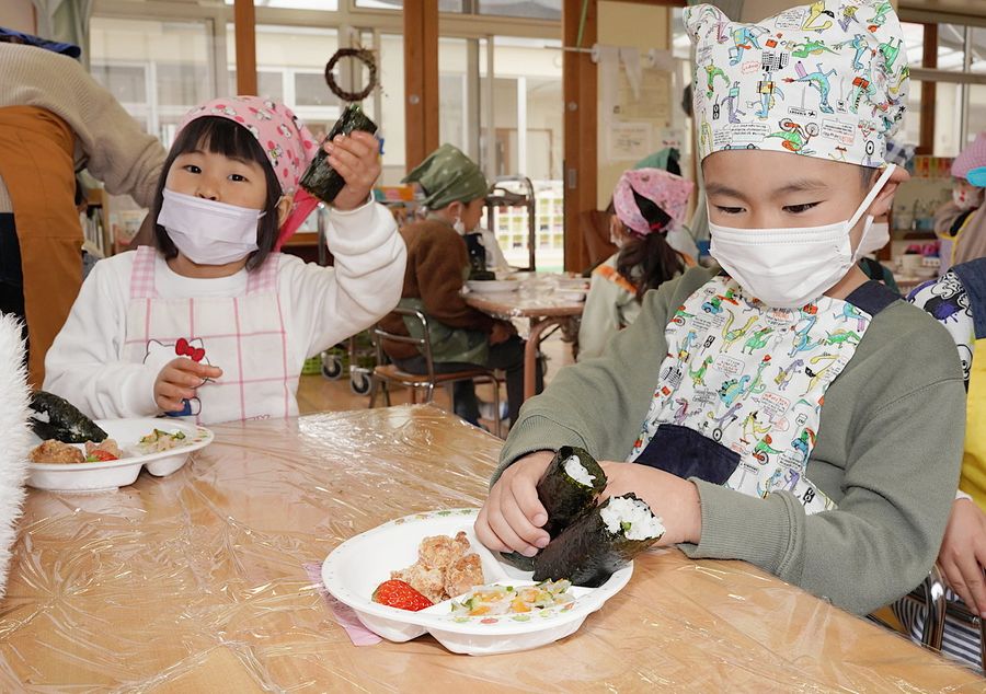 巻きずしを手に「海の匂いがする」と喜ぶ園児（土佐市蓮池の蓮池保育園）