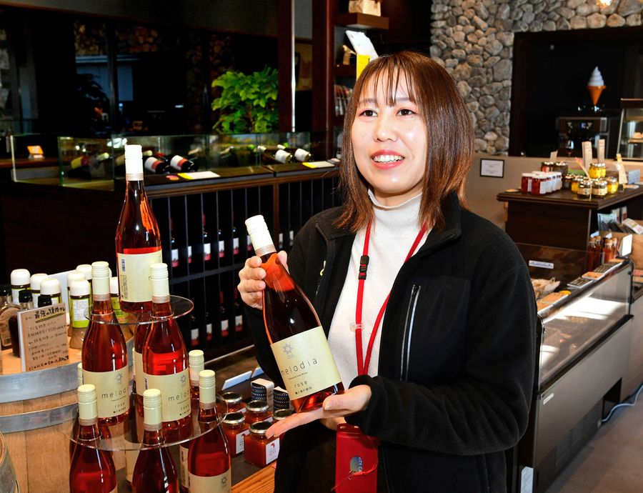 「ワインを贈りたいという気持ちを引き出します」と丁寧な接客を心掛ける岡村零奈さん（香南市野市町大谷）