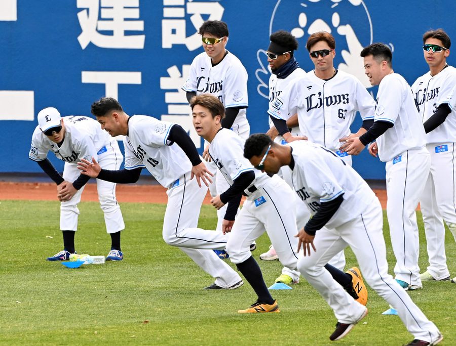 キャンプインしたプロ野球・埼玉西武ライオンズのＢ班。ダッシュなどのトレーニングを積み、シーズンを戦い抜く土台をつくる（高知市の春野球場＝山下正晃撮影）