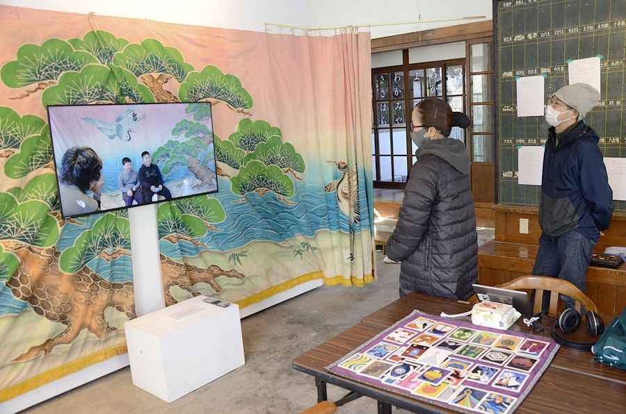 「現代地方譚　アーティスト・イン・レジデンス須崎１０　鳥瞰と微視」で上映されている阪上洋光さんの作品（須崎市のすさきまちかどギャラリー）