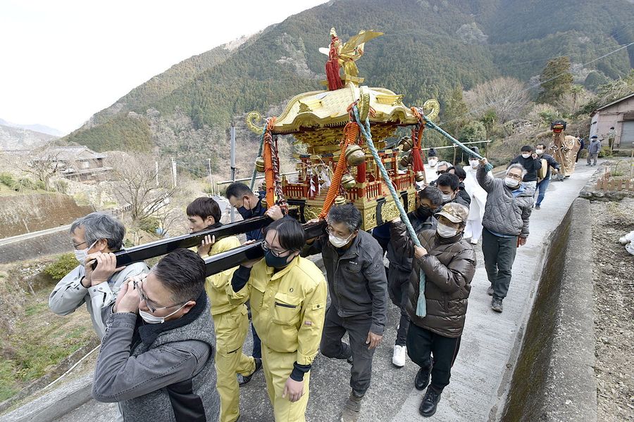 ３年ぶりに山を下った秋葉まつりのみこし（仁淀川町別枝）