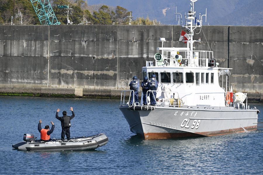 密入国者が乗ったボートを追い込む高知海上保安部の巡視艇（安芸市の安芸漁港）