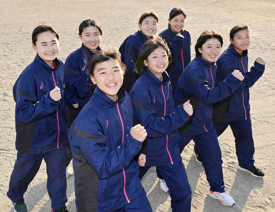 全国中学校駅伝で県勢女子初入賞を果たした香長中メンバー。「走っている人だけじゃなくて、全員で取った入賞」との思いは、チーム内で一致している（南国市の香長中＝森本敦士撮影）