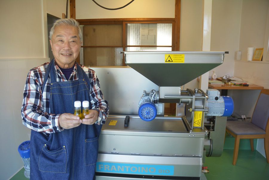 イタリアから取り寄せた搾油機で４リットルのオイルを抽出した