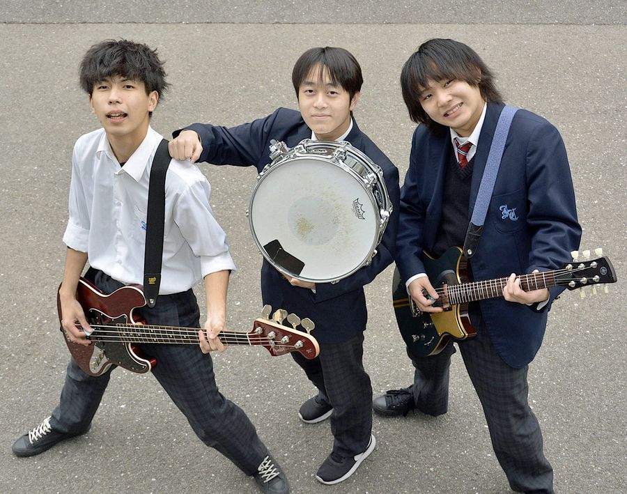 バンドの全国大会で最優秀に輝いた「Ｐｉｅｒｃｅ」の３人（いの町の伊野商業高校）