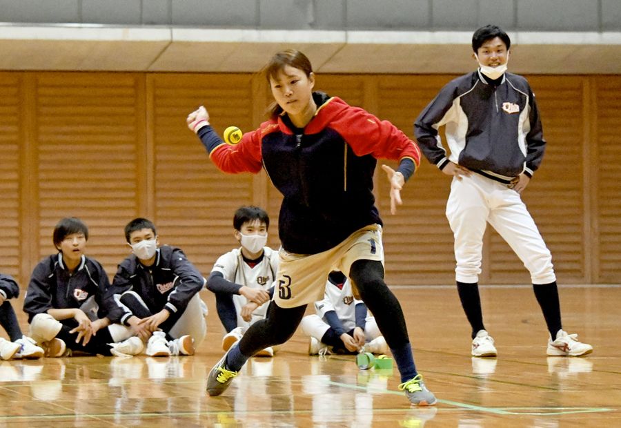 右手でボールを打とうとしている数田彩乃さん。鋭い打球が、あっという間に守備陣の間を抜けていく。ただ、フィールドが狭いため、三塁打が出ることはまずない（写真はいずれも高知市のくろしおアリーナ）