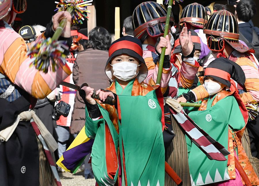 武者の装いで太刀踊りを披露する子どもたち