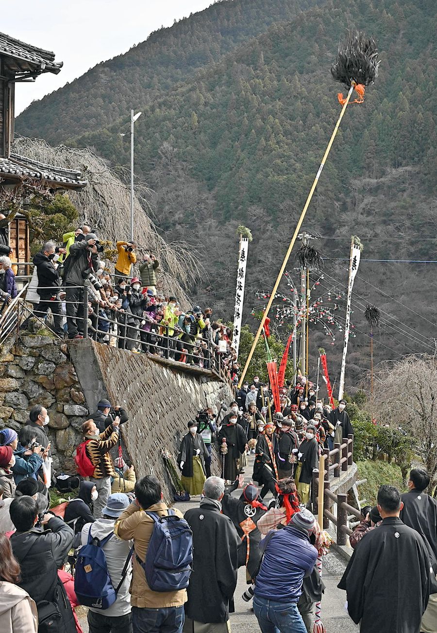 ３年ぶりに披露された鳥毛ひねり。高々と鳥毛が舞い歓声が上がった　（写真はいずれも仁淀川町別枝＝佐藤邦昭撮影）