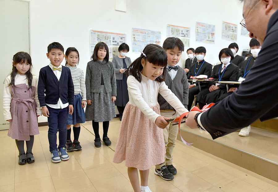 小学校低学年の部で金賞に輝き、表彰を受ける利岡小のグループ（高知新聞社＝新田祐也撮影）