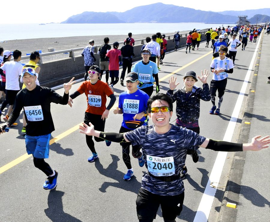 腕を大きく広げると、ゼッケンもしっかり写ります（２０１９年、高知市春野町仁ノ）