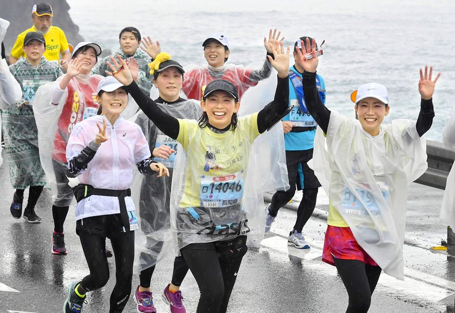 雨の中でも元気に笑顔を見せてくれたランナーたち（２０２０年、高知市浦戸）