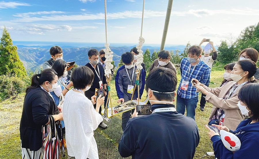 土佐山アカデミーの巨大ブランコ。座面は、日本航空のエンジニアが機体の一部で作った（高知市土佐山高川＝土佐山アカデミー提供）