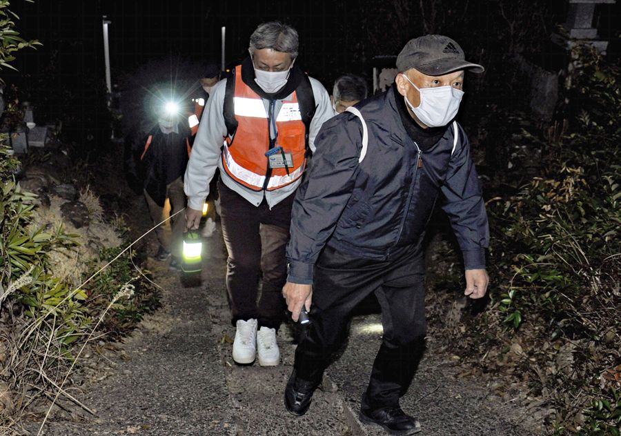 夜間の津波避難訓練を行う防災士ら（四万十市実崎）