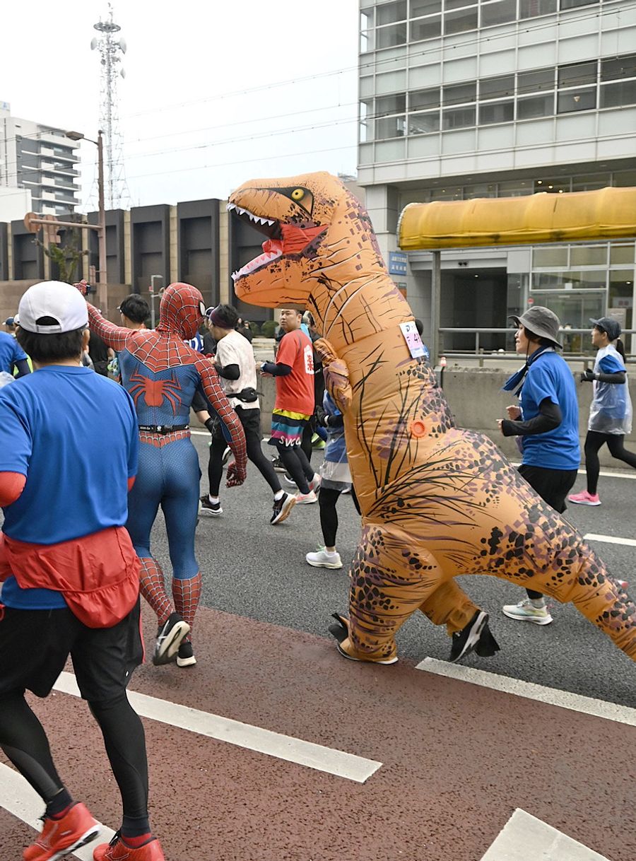 ティラノサウルスの着ぐるみ姿で参加したランナーは、見事完走したそうです