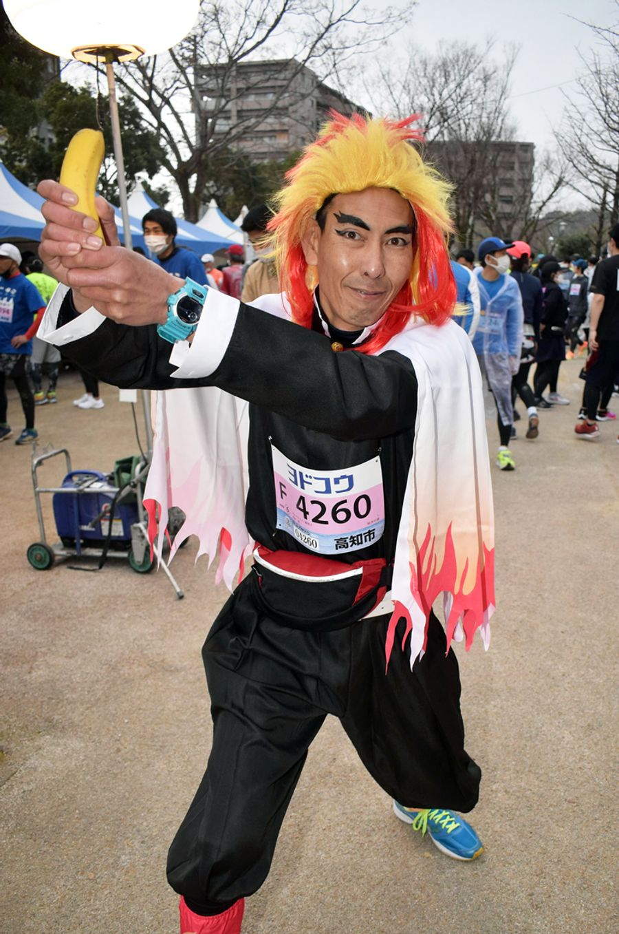 かっこよくポーズを決めた煉獄さん。沿道の子どもからの応援を期待してコスプレ