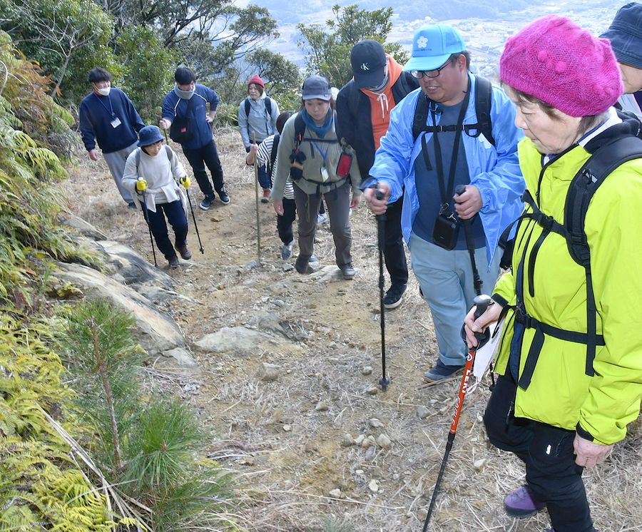 ハイキングで室戸の山の自然を楽しむ参加者（室戸市室津の四十寺山）