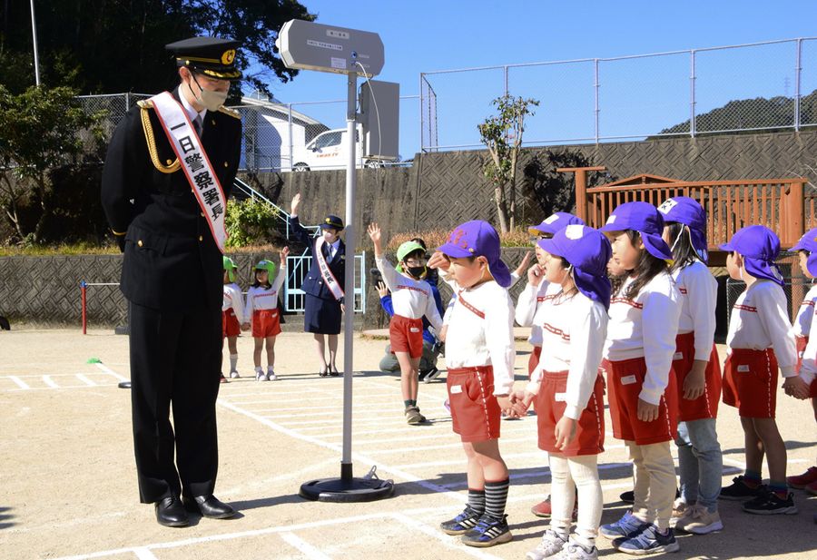 元戦隊ヒーローの吉田友一さんらが優しく指導した交通安全教室（宿毛市の宿毛幼稚園）