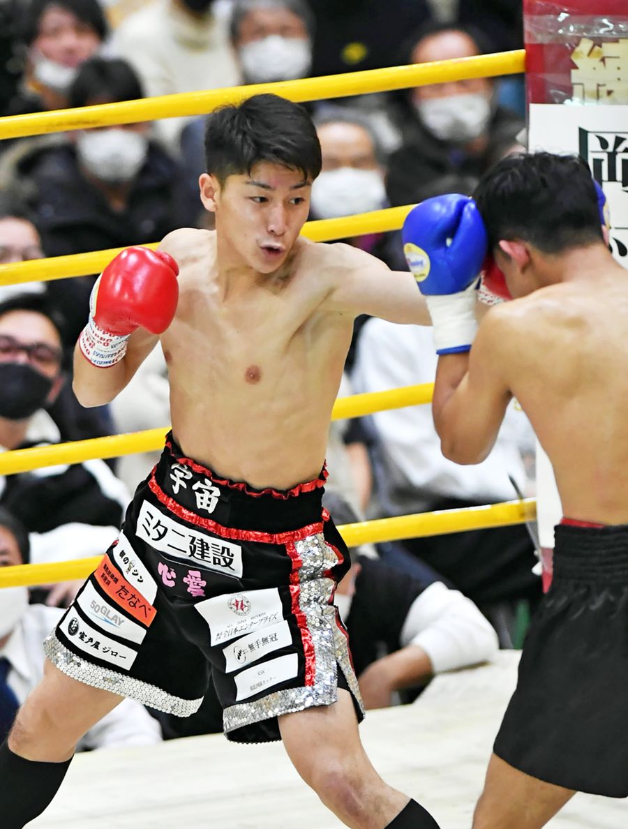 ２回、チャノン・ソンカーム＝右＝を左から攻める福永宇宙（セリーズ体育館＝山下正晃撮影）