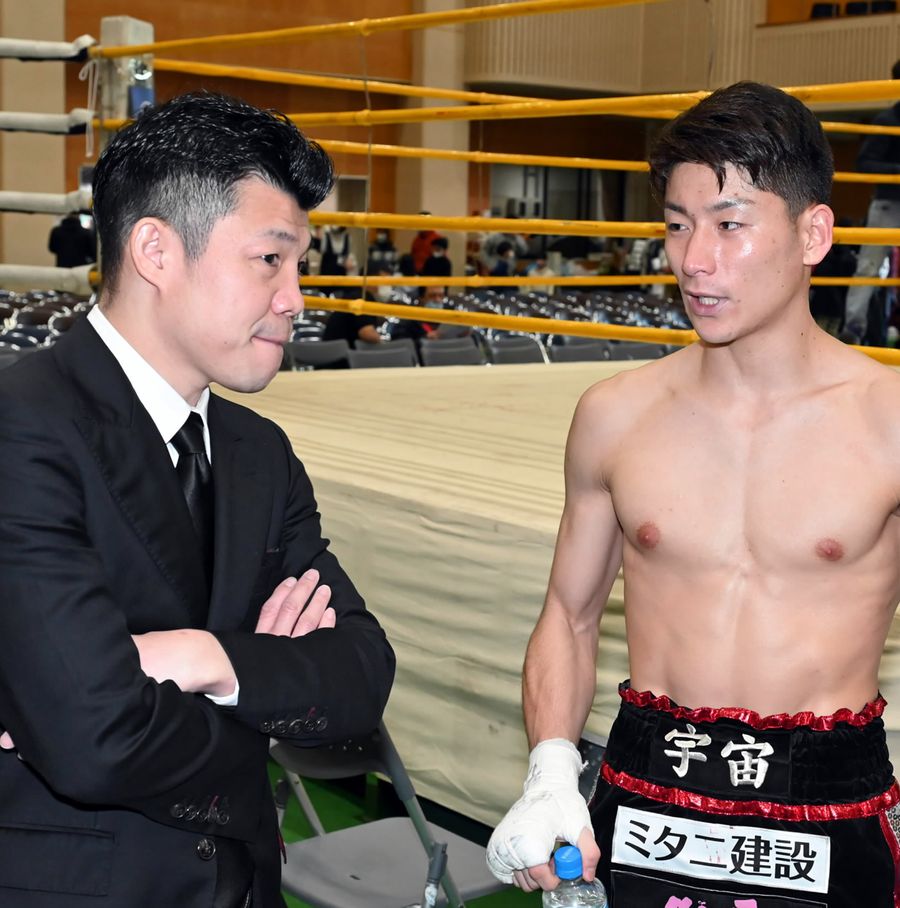 「黒潮ダイナミックファイト」の試合後、福永宇宙＝右＝に話を聞く亀田興毅さん（２６日、高知市のセリーズ体育館＝山下正晃撮影）