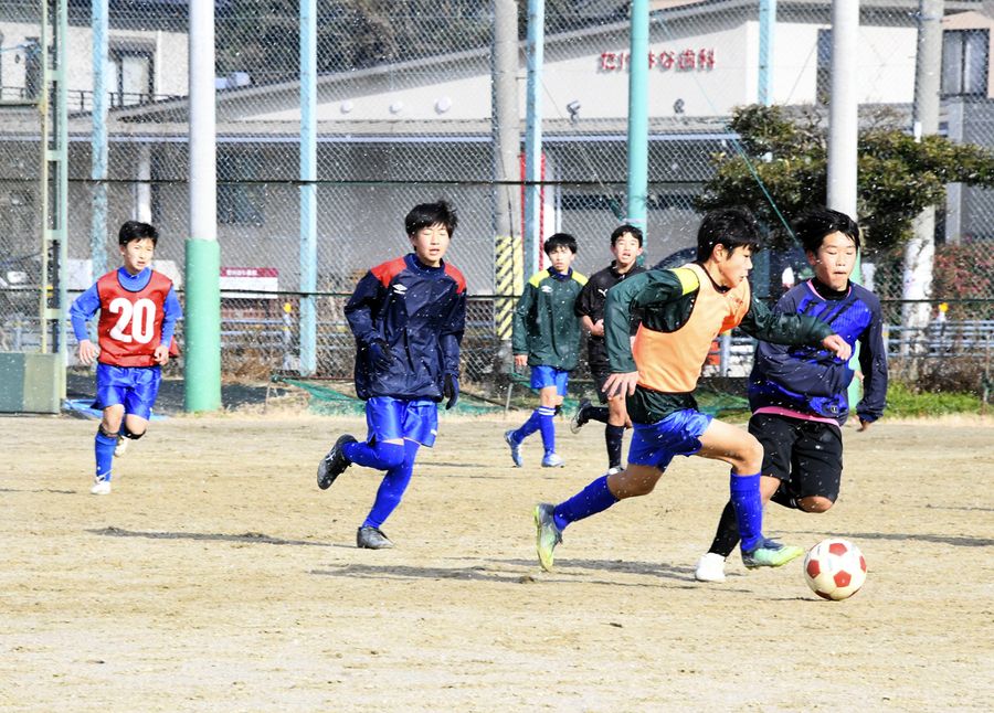 雪の中、サッカーの合同クラブで汗を流す羽島市内の中学生たち。「地域移行で試合ができるようになった」と話す（１月２８日、岐阜県羽島市の竹鼻中学校）