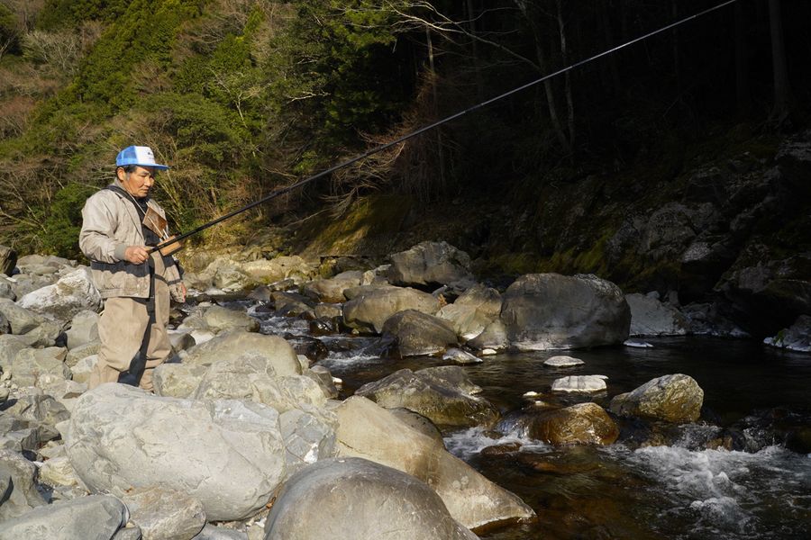 県内でアメゴ漁が解禁。待ちかねた太公望がさおを振った（香美市物部町別役）
