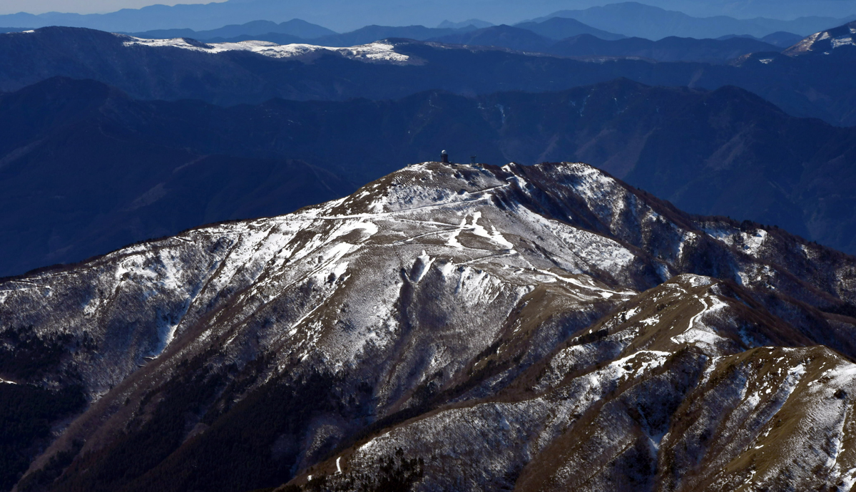 県境尾根の名残雪 中津明神山（仁淀川町）―土佐鳥瞰紀行(86) | 高知新聞