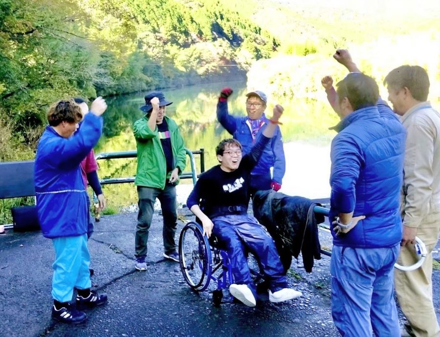 「松葉川地区を元気に」と気勢を上げる青年団メンバー（四万十町米奥）