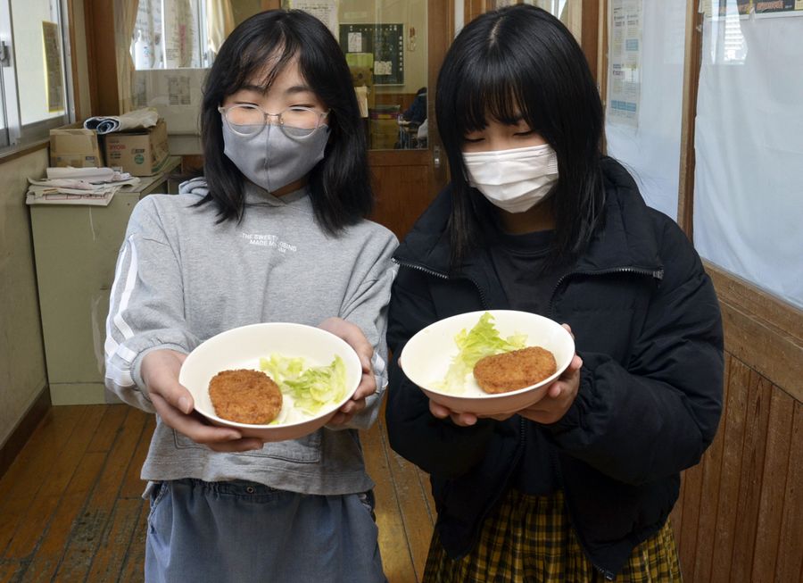 試作を繰り返して再現した「海と大地のなかよしコロッケ」（南国市大埇甲の大篠小学校）