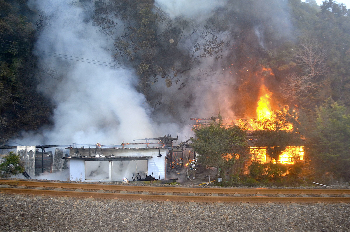 四万十市で民家全焼、雑木林も焼く 高知県 | 高知新聞