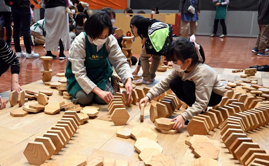 木のおもちゃを楽しんだ「おもちゃ美術館」の体験イベント(佐川町の桜座)