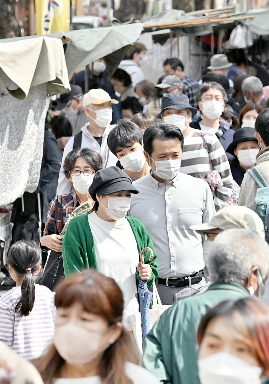 マスクを着けた人が行き交う日曜市。１３日以降の景色は…（１２日、高知市追手筋１丁目）