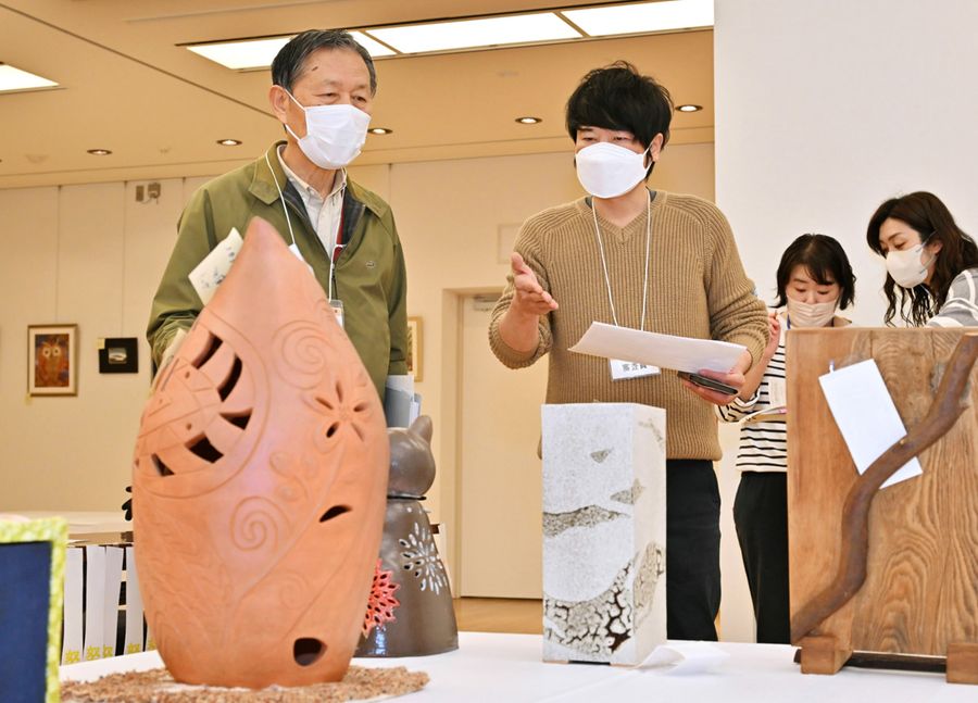 工芸部門を審査する川村雄二さん＝左＝と岡崎壮さん（高知市の県立美術館＝山下正晃撮影）