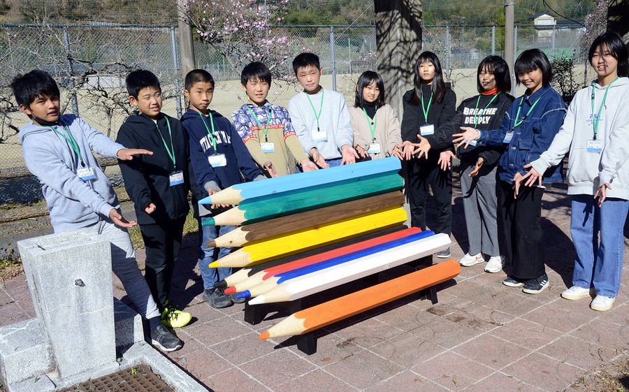 カラフルなベンチの完成を喜ぶ中央小学校６年生（津野町の西運動公園）