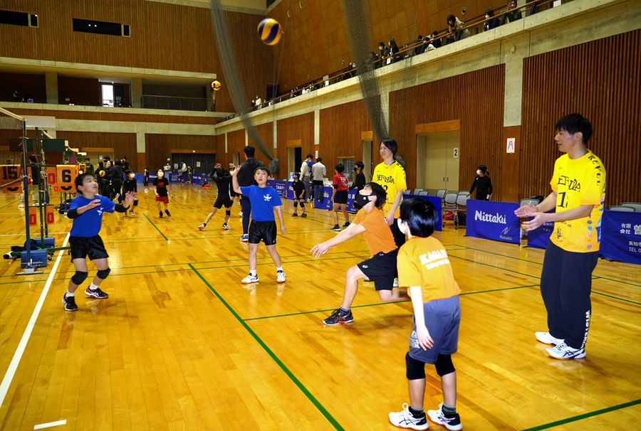 ユーチューバーと小学生がバレーボールを楽しんだ交流イベント（南国市立スポーツセンター）