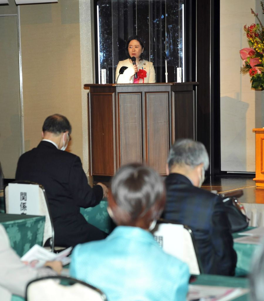 約１００人が子どもを取り巻く現状について考えたセミナー（高知市上町２丁目の城西館）