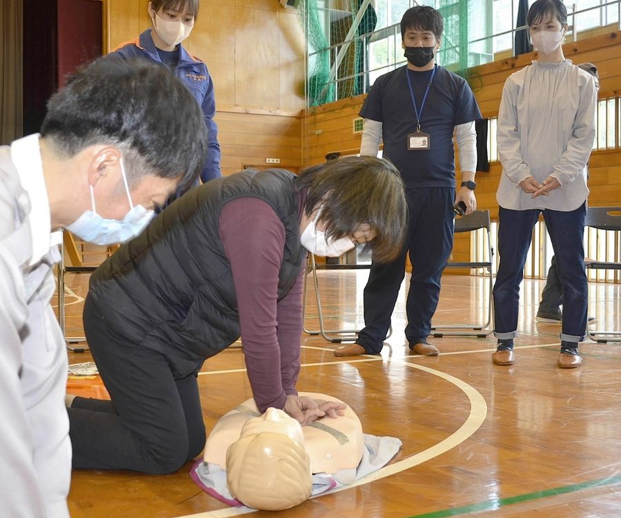 「志和はちきん防災塾」で心肺蘇生法を学ぶ女性たち（四万十町志和）