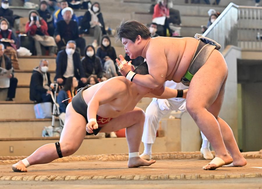 【団体決勝トーナメント１回戦　文徳―明徳】明徳の中堅・砂坂＝右＝が突き落としで文徳の森田を破り、１―１とする（春野相撲場＝山下正晃撮影）