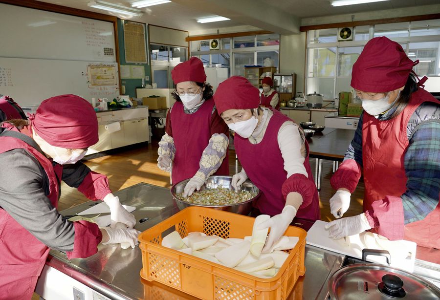 チャーテのしば漬け「チャーくん」の調理に励む「おおどち食堂」のメンバー(香美市物部町大栃の大栃中学校)