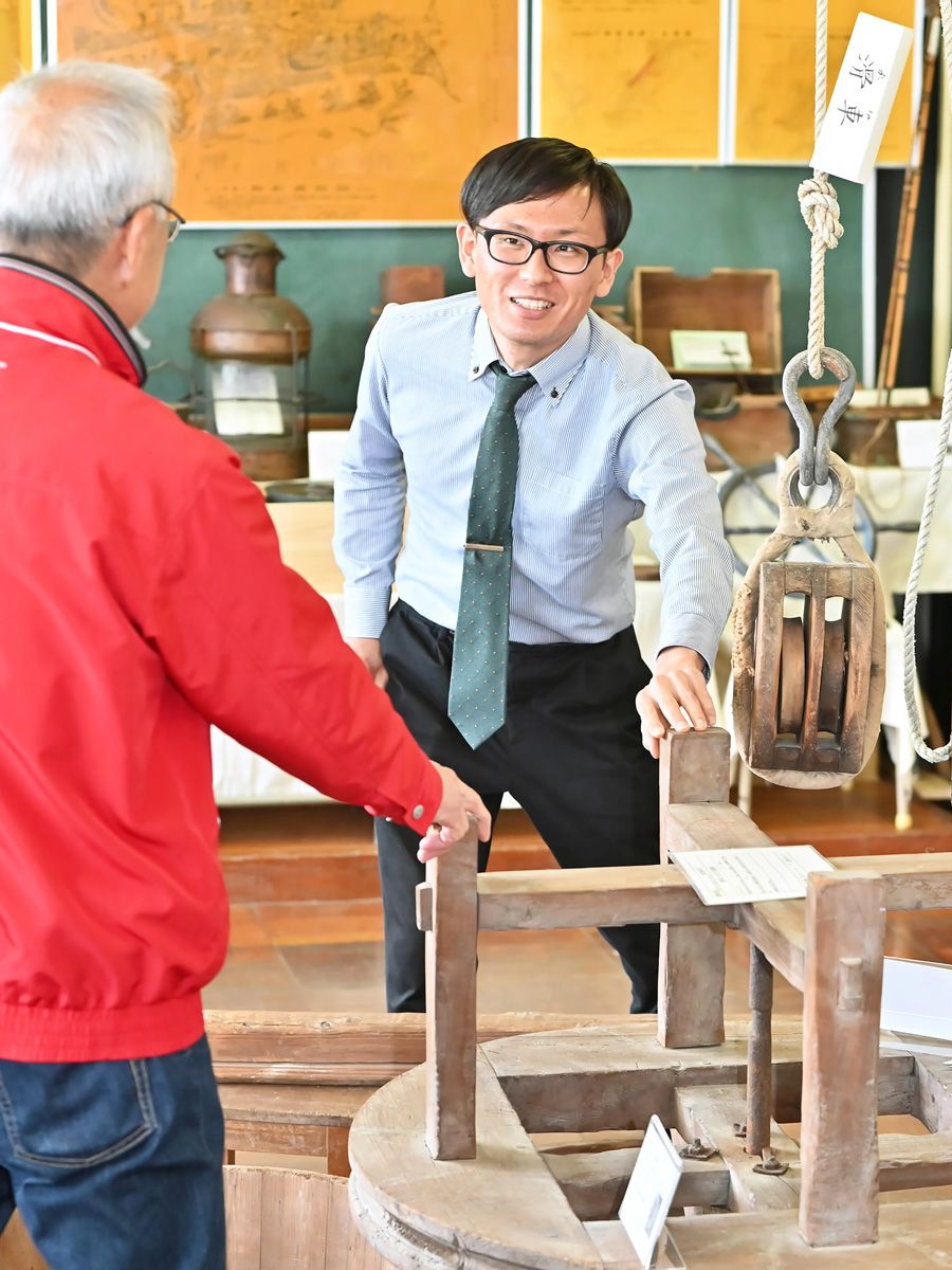 住民から昔の民具について聞き取りする小林兆太さん（高知市仁井田）