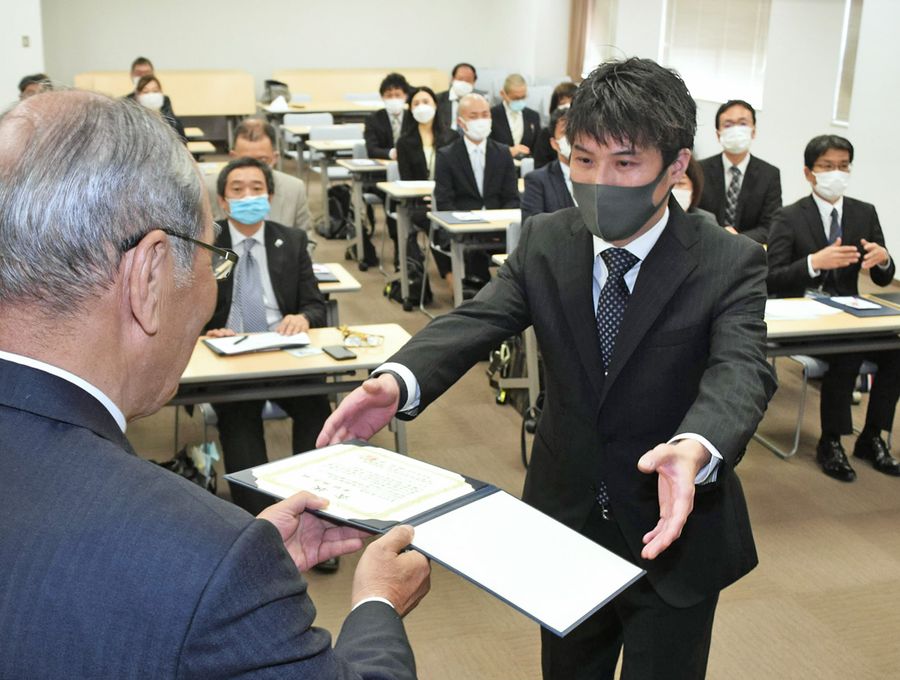 助成対象者に目録が手渡された「生命の基金」助成金贈呈式（高知市本町４丁目）