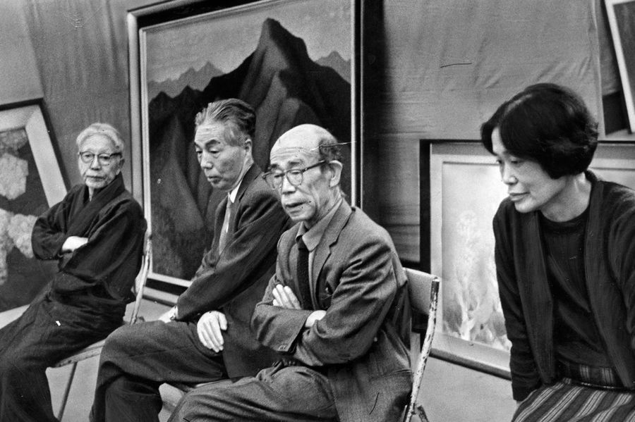 １９６７年、第２１回県展で審査する中島敬朝＝右から２人目