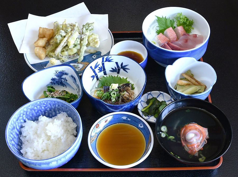 料亭「花月」で提供される「春らんまん御膳」（室戸市室津）