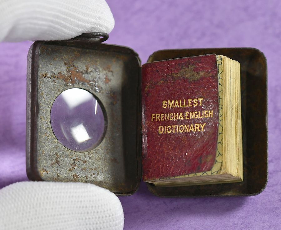 四万十市の「幸徳秋水を顕彰する会」に託された極小の仏英辞書（森本敦士撮影）